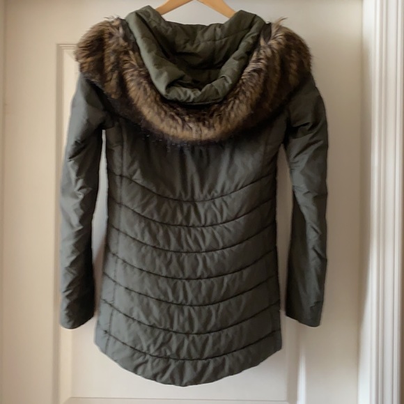 North Face Water Resistant Jacket w/Faux Fur - Picture 4 of 8